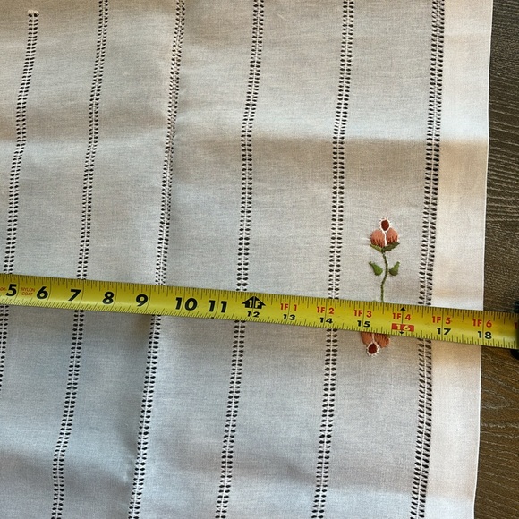 NWT Handmade Flowers Embroidered Table Runner - Picture 3 of 7